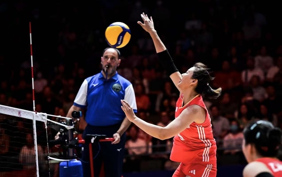 电子竞技真人娱乐-中国女排技术犯规送分，湖人主帅怒摔战术板！